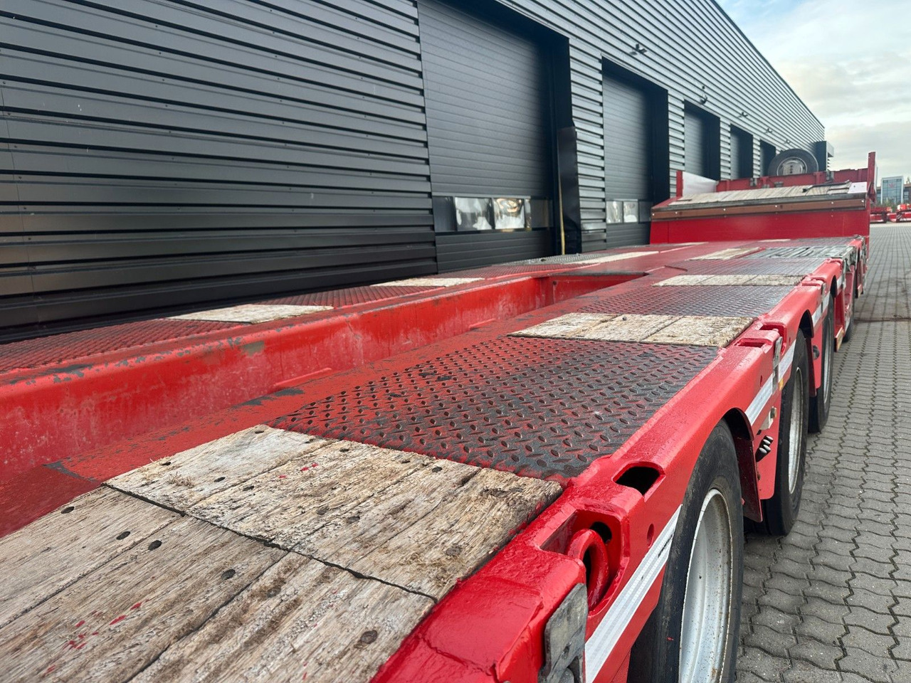 Faymonville 4 achs tieflader / ausziehbar / Radmulden - Félpótkocsi mélybölcsős: 5 kép. Faymonville 4 achs tieflader / ausziehbar / Radmulden - Félpótkocsi mélybölcsős: 5 kép.