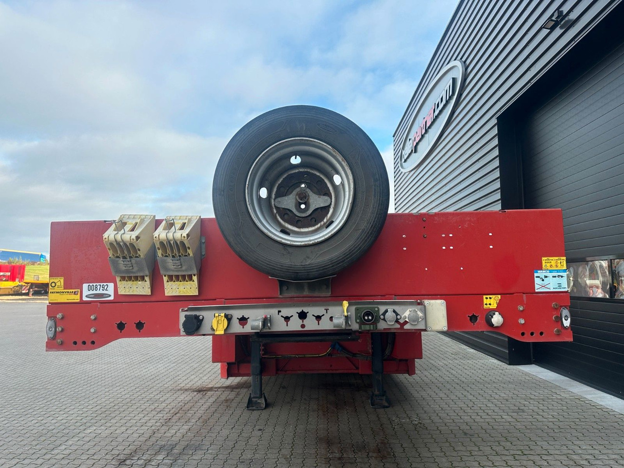 Faymonville 4 achs tieflader / ausziehbar / Radmulden - Félpótkocsi mélybölcsős: 4 kép. Faymonville 4 achs tieflader / ausziehbar / Radmulden - Félpótkocsi mélybölcsős: 4 kép.