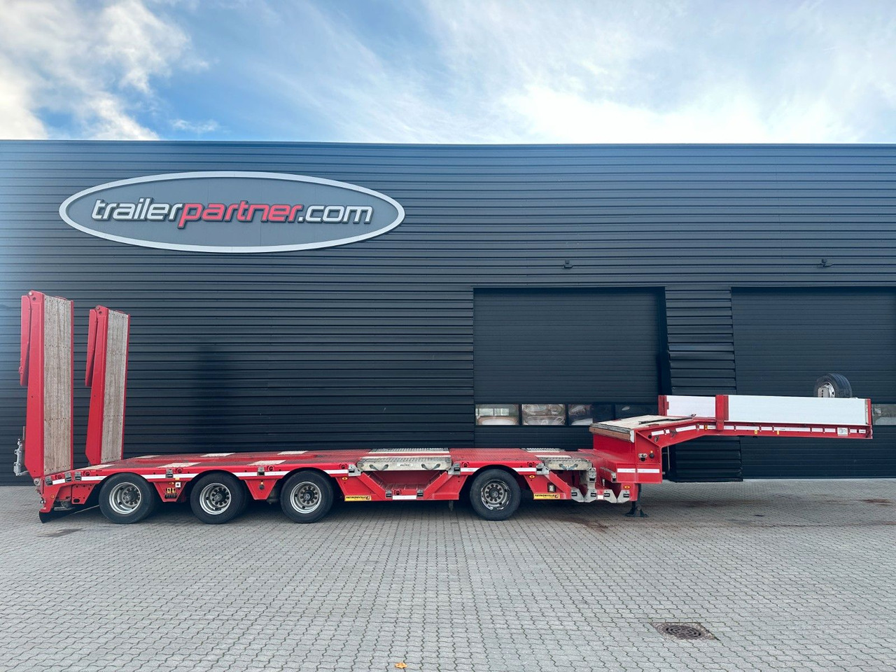 Faymonville 4 achs tieflader / ausziehbar / Radmulden - Félpótkocsi mélybölcsős: 1 kép. Faymonville 4 achs tieflader / ausziehbar / Radmulden - Félpótkocsi mélybölcsős: 1 kép.