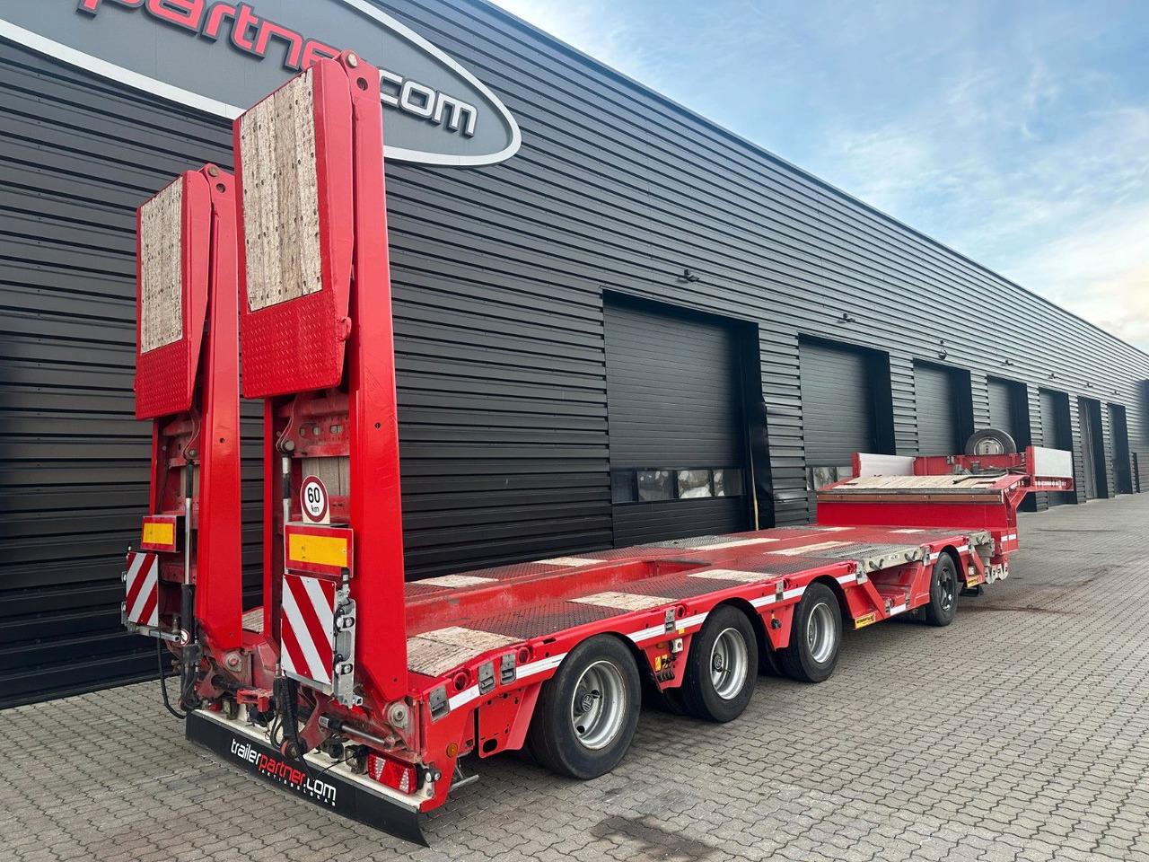 Faymonville 4 achs tieflader / ausziehbar / Radmulden - Félpótkocsi mélybölcsős: 2 kép. Faymonville 4 achs tieflader / ausziehbar / Radmulden - Félpótkocsi mélybölcsős: 2 kép.