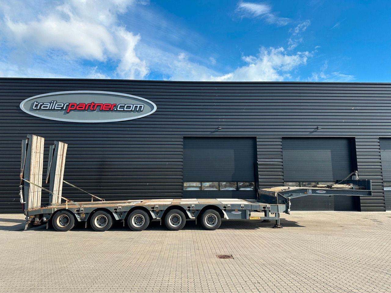 Faymonville 5 achs tieflader / ausziehbar / rampen - Félpótkocsi mélybölcsős: 1 kép. Faymonville 5 achs tieflader / ausziehbar / rampen - Félpótkocsi mélybölcsős: 1 kép.