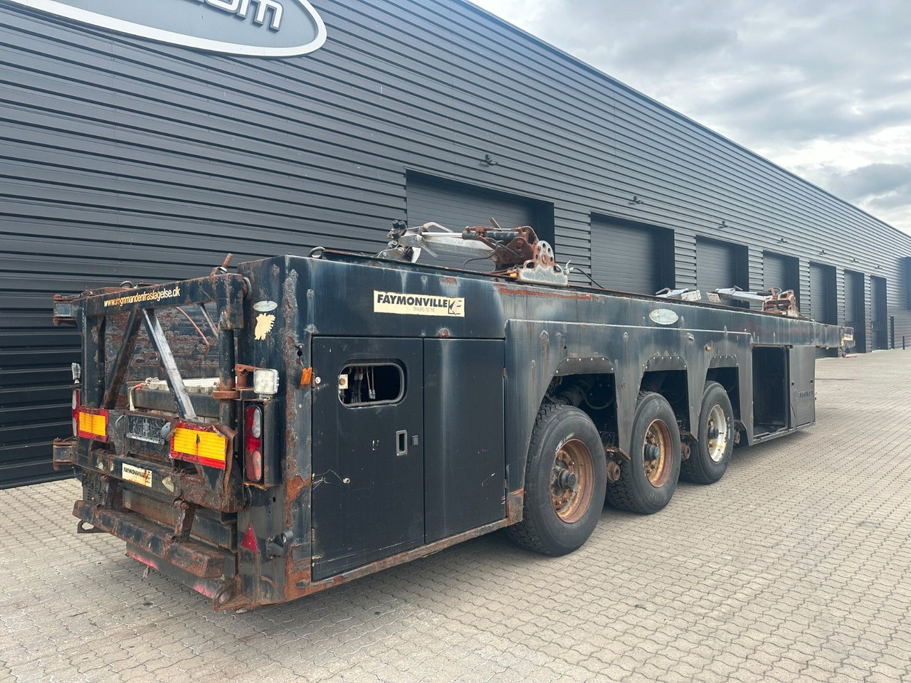 Faymonville Prefamax 3 achs innenlader - Félpótkocsi mélybölcsős: 2 kép. Faymonville Prefamax 3 achs innenlader - Félpótkocsi mélybölcsős: 2 kép.