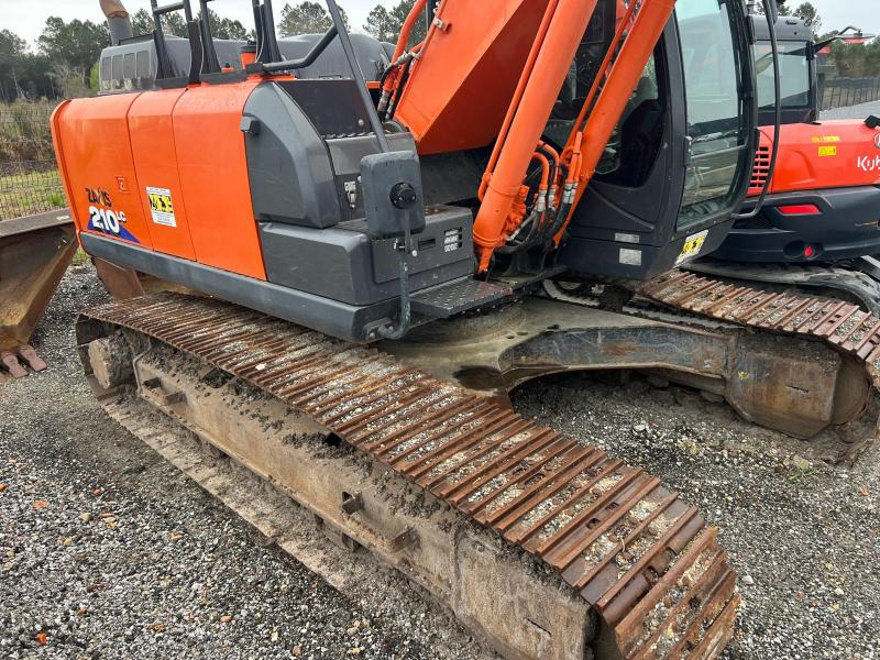Hitachi ZX210LC 6 - Lánctalpas kotró: 3 kép. Hitachi ZX210LC 6 - Lánctalpas kotró: 3 kép.