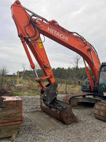 Hitachi ZX210LC 6 - Lánctalpas kotró: 2 kép. Hitachi ZX210LC 6 - Lánctalpas kotró: 2 kép.