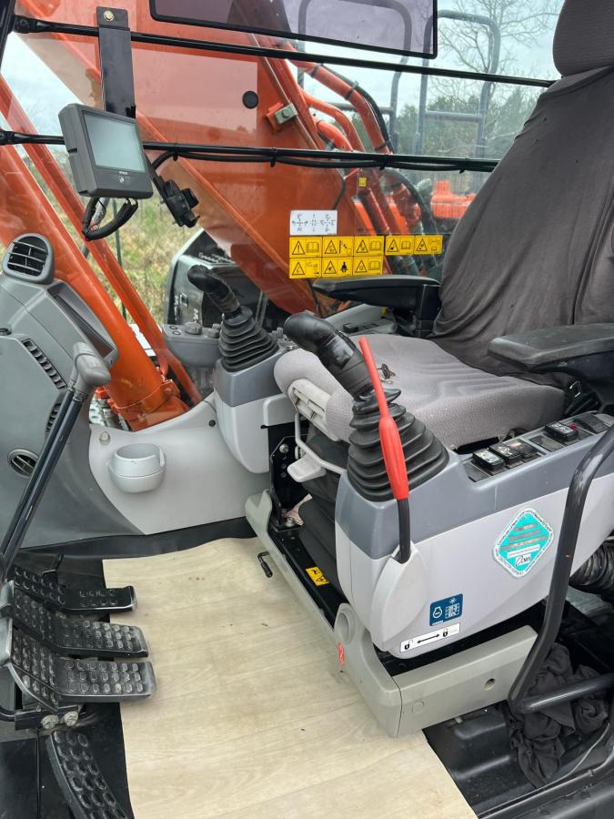 Hitachi ZX210LC 6 - Lánctalpas kotró: 5 kép. Hitachi ZX210LC 6 - Lánctalpas kotró: 5 kép.