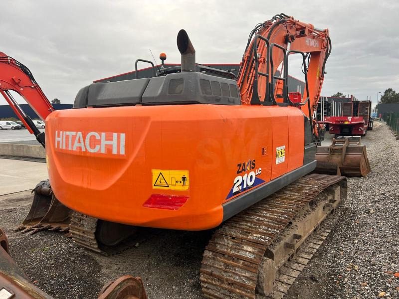 Hitachi ZX210LC 6 - Lánctalpas kotró: 4 kép. Hitachi ZX210LC 6 - Lánctalpas kotró: 4 kép.