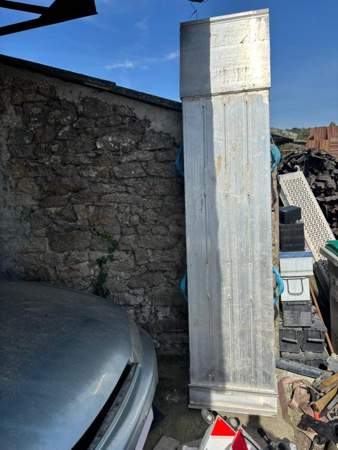 Kässbohrer LOWBED LB3E - Félpótkocsi mélybölcsős: 4 kép. Kässbohrer LOWBED LB3E - Félpótkocsi mélybölcsős: 4 kép.