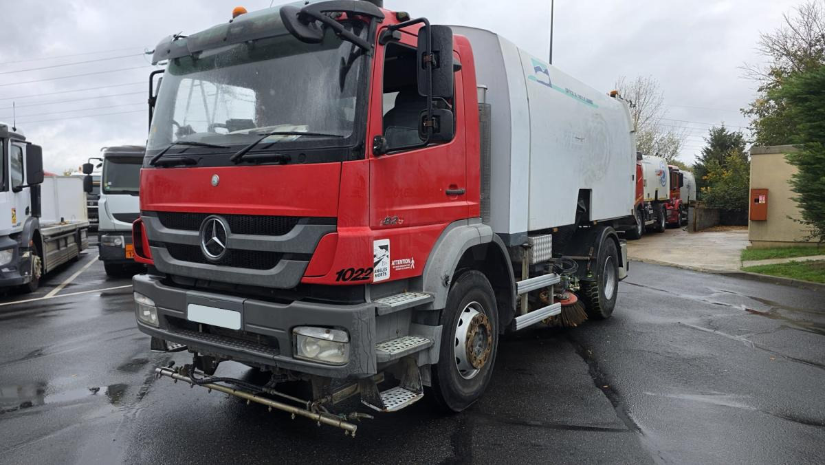 Mercedes Axor 1829 KO - Utcaseprő gép: 1 kép. Mercedes Axor 1829 KO - Utcaseprő gép: 1 kép.