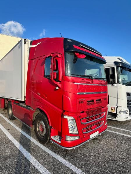 Volvo FH 460 - Nyergesvontató: 2 kép. Volvo FH 460 - Nyergesvontató: 2 kép.
