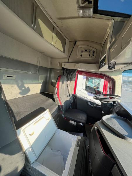 Nyergesvontató Volvo FH 460: 11 kép.