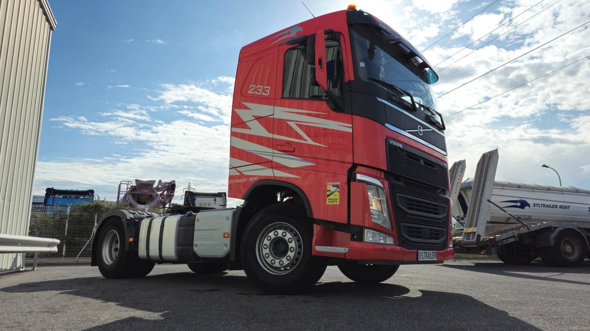 Volvo FH 460 - Nyergesvontató: 2 kép. Volvo FH 460 - Nyergesvontató: 2 kép.