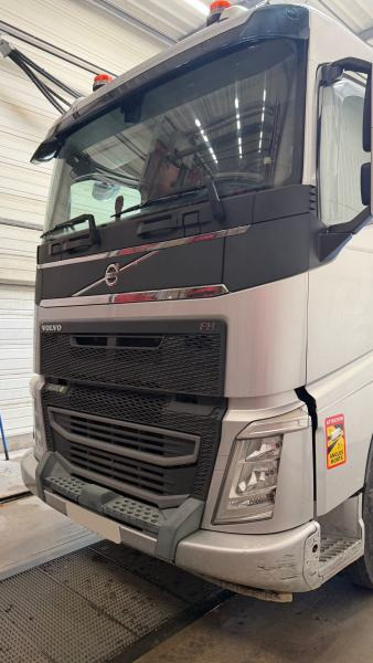 Volvo FH 500 - Nyergesvontató: 3 kép. Volvo FH 500 - Nyergesvontató: 3 kép.