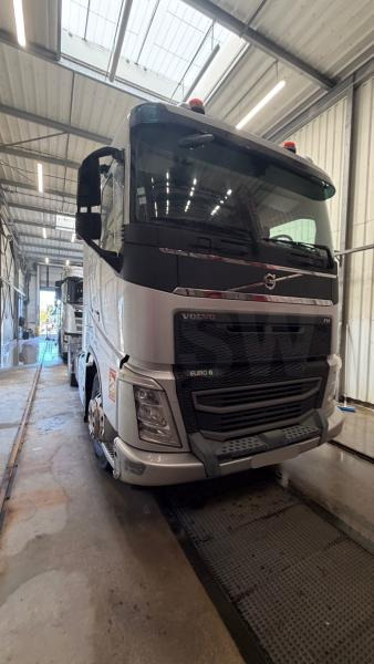 Volvo FH 500 - Nyergesvontató: 1 kép. Volvo FH 500 - Nyergesvontató: 1 kép.