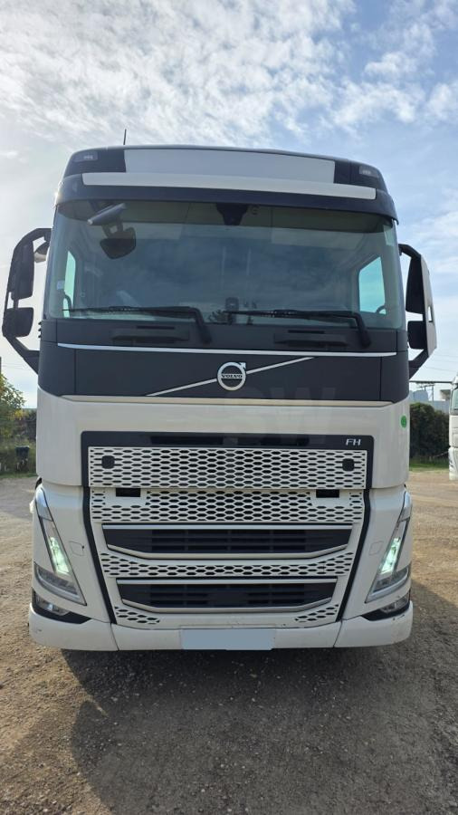 Volvo FH 500 - Nyergesvontató: 2 kép. Volvo FH 500 - Nyergesvontató: 2 kép.