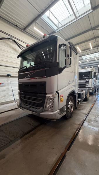 Volvo FH 500 - Nyergesvontató: 2 kép. Volvo FH 500 - Nyergesvontató: 2 kép.