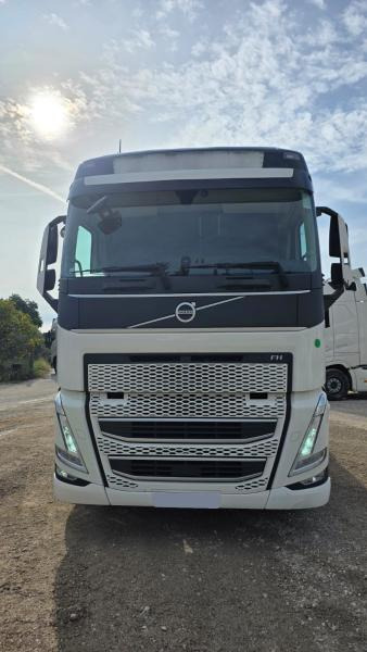 Volvo FH 500 - Nyergesvontató: 2 kép. Volvo FH 500 - Nyergesvontató: 2 kép.
