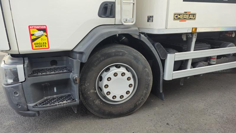 Renault D WIDE - Hűtős teherautó: 4 kép. Renault D WIDE - Hűtős teherautó: 4 kép.