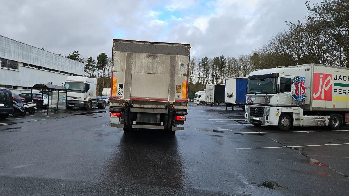 Scania P 370 - Hűtős teherautó: 4 kép. Scania P 370 - Hűtős teherautó: 4 kép.