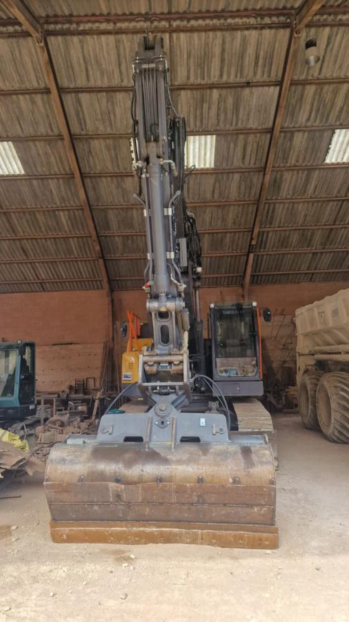 Volvo ECR235 EL - Lánctalpas kotró: 2 kép. Volvo ECR235 EL - Lánctalpas kotró: 2 kép.