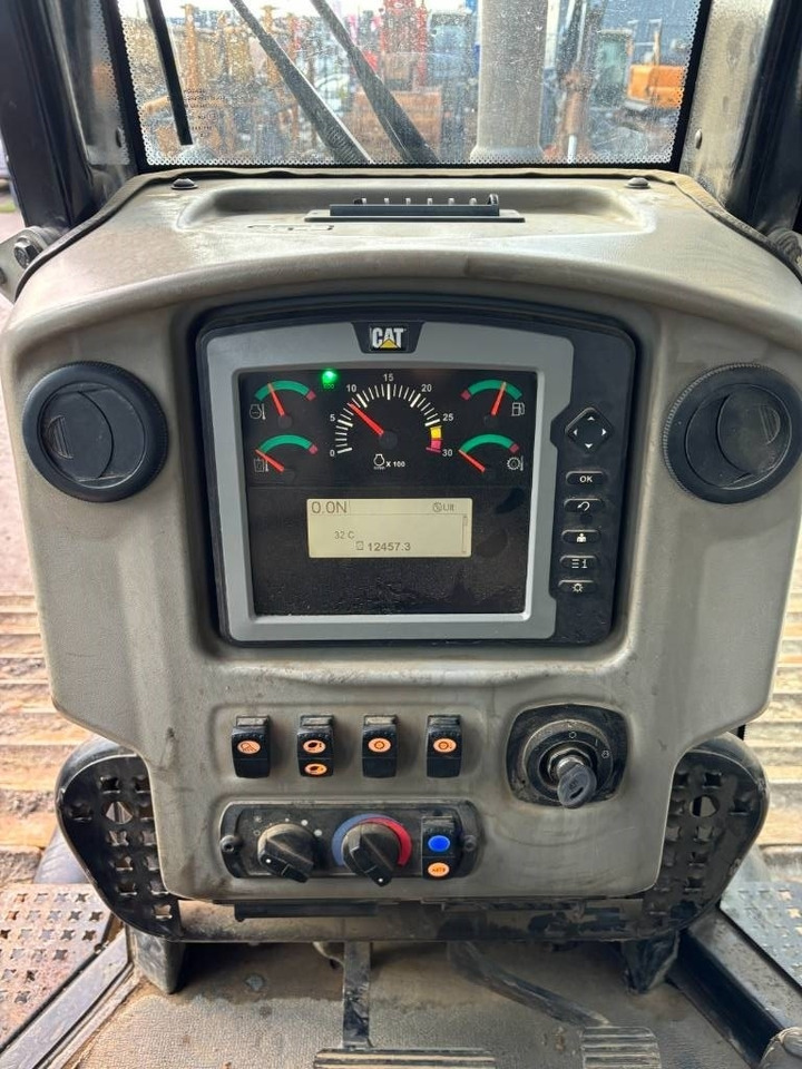 Buldózer CAT D 6 N LGP -- Foldable 6 way blade: 35 kép.
