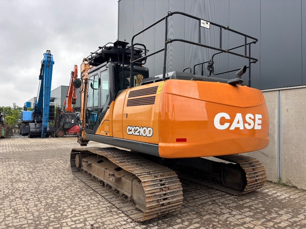 Case CX 210 D - Lánctalpas kotró: 3 kép. Case CX 210 D - Lánctalpas kotró: 3 kép.