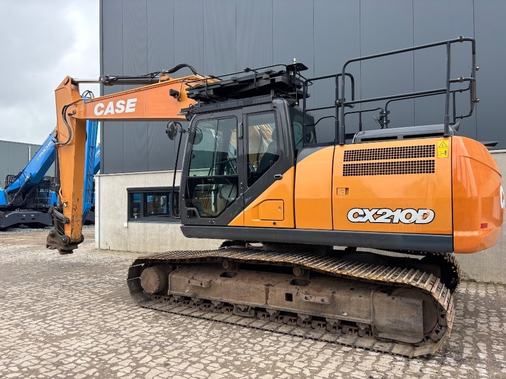 Case CX 210 D - Lánctalpas kotró: 2 kép. Case CX 210 D - Lánctalpas kotró: 2 kép.