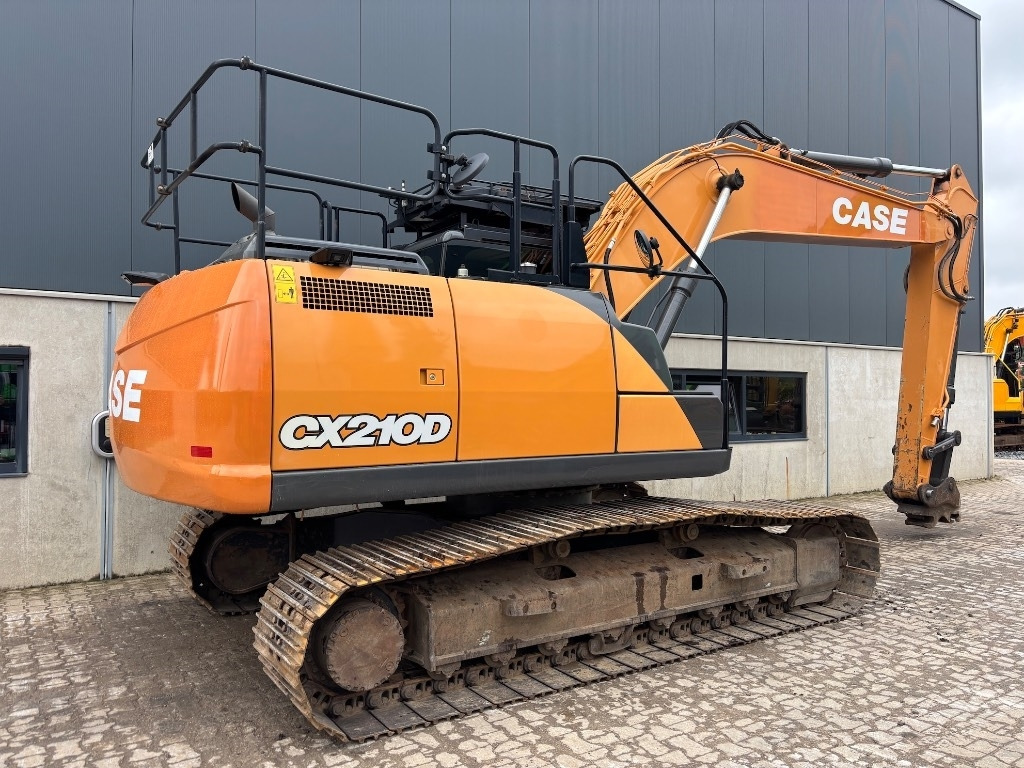 Case CX 210 D - Lánctalpas kotró: 4 kép. Case CX 210 D - Lánctalpas kotró: 4 kép.