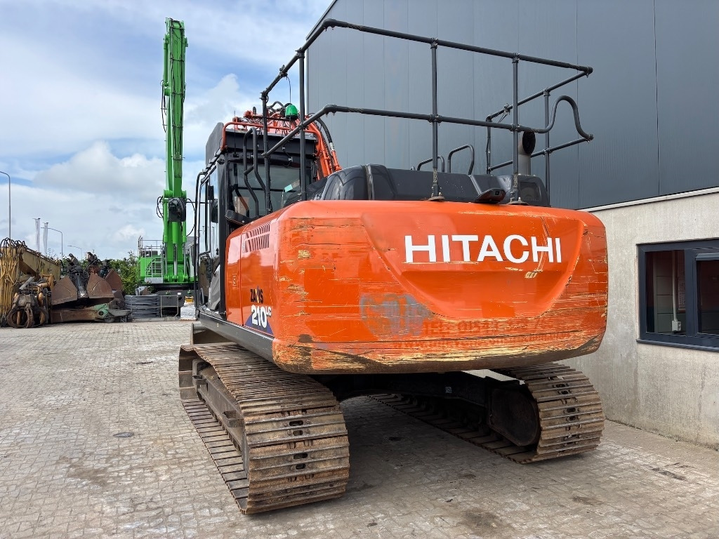 Hitachi ZX 210 LC-6 - Lánctalpas kotró: 4 kép. Hitachi ZX 210 LC-6 - Lánctalpas kotró: 4 kép.