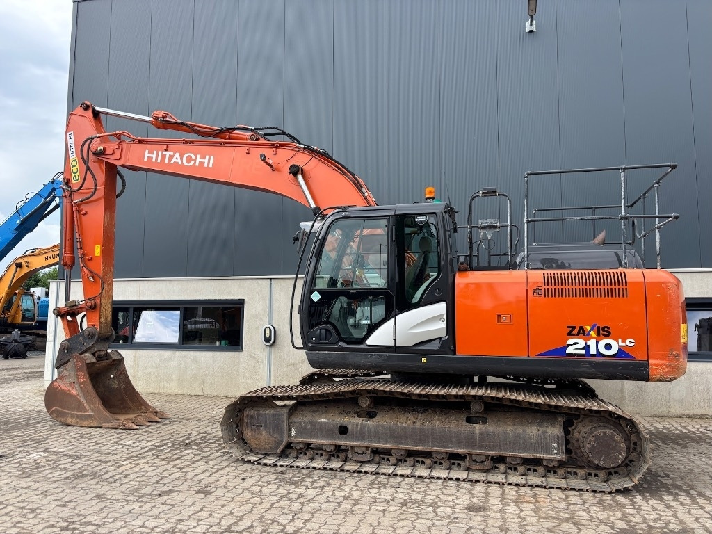 Hitachi ZX 210 LC-6 - Lánctalpas kotró: 2 kép. Hitachi ZX 210 LC-6 - Lánctalpas kotró: 2 kép.