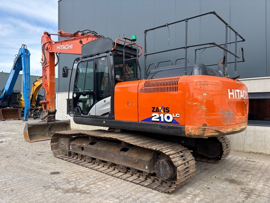 Hitachi ZX 210 LC-6 - Lánctalpas kotró: 3 kép. Hitachi ZX 210 LC-6 - Lánctalpas kotró: 3 kép.