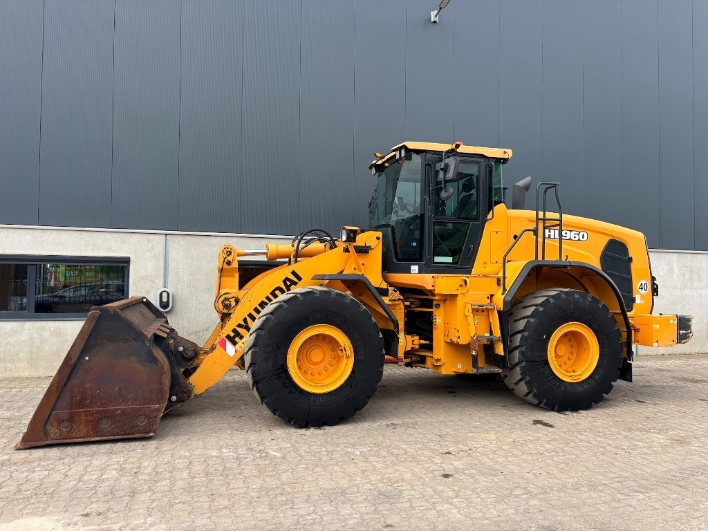 Hyundai HL 960 - 955 - Gumikerekes homlokrakodó: 2 kép. Hyundai HL 960 - 955 - Gumikerekes homlokrakodó: 2 kép.