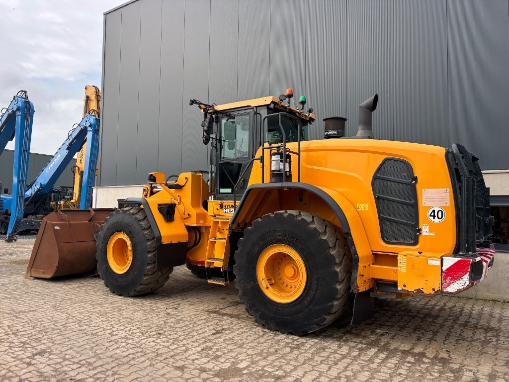 Hyundai HL 970 - HL970 - HL 975 - Gumikerekes homlokrakodó: 3 kép. Hyundai HL 970 - HL970 - HL 975 - Gumikerekes homlokrakodó: 3 kép.