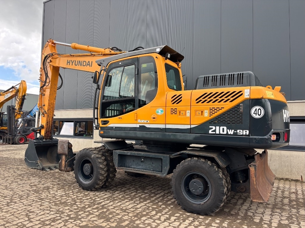 Hyundai Robex 210 W-9 A - 210 W - 200 W - 180 W - Gumikerekes kotró: 2 kép. Hyundai Robex 210 W-9 A - 210 W - 200 W - 180 W - Gumikerekes kotró: 2 kép.