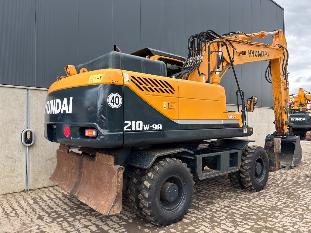 Hyundai Robex 210 W-9 A - 210 W - 200 W - 180 W - Gumikerekes kotró: 4 kép. Hyundai Robex 210 W-9 A - 210 W - 200 W - 180 W - Gumikerekes kotró: 4 kép.