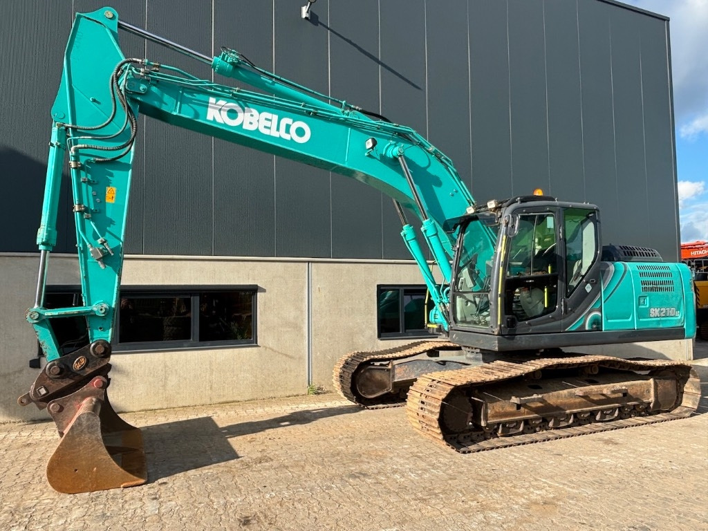 Kobelco SK 210 LC-10 - SK210 - SK210LC-10 - Lánctalpas kotró: 1 kép. Kobelco SK 210 LC-10 - SK210 - SK210LC-10 - Lánctalpas kotró: 1 kép.