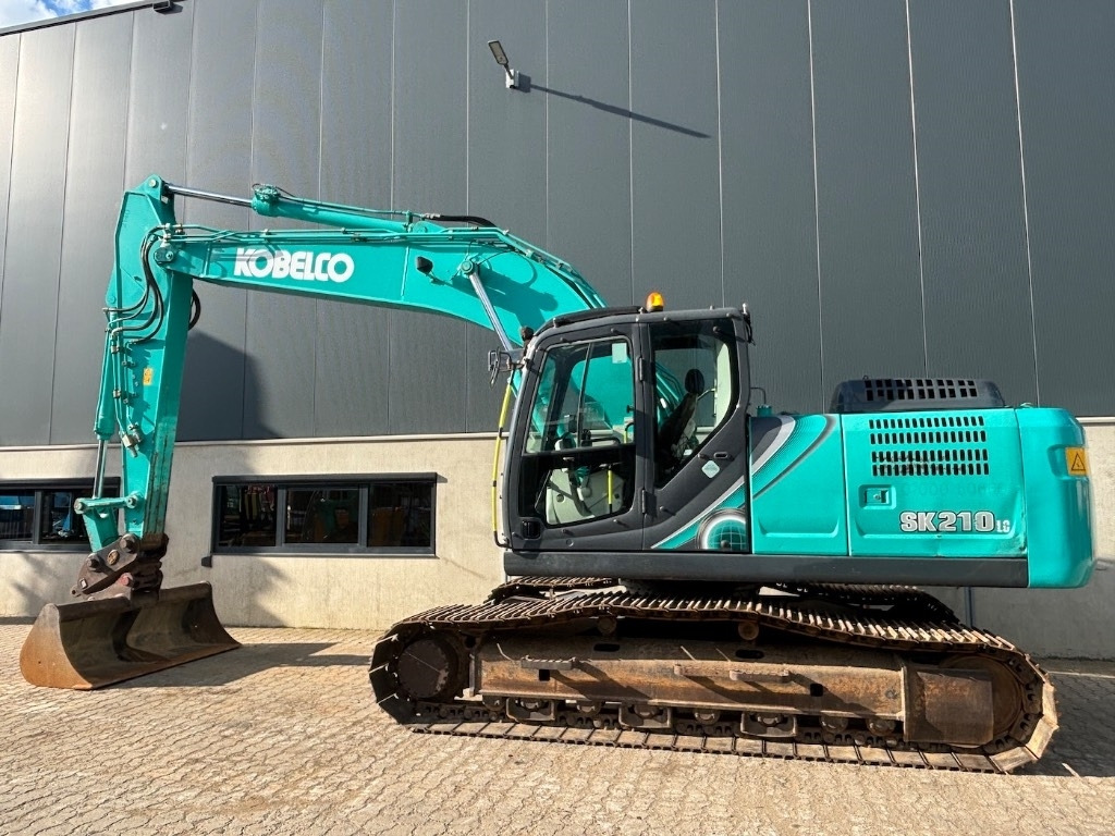 Kobelco SK 210 LC-10 - SK210 - SK210LC-10 - Lánctalpas kotró: 2 kép. Kobelco SK 210 LC-10 - SK210 - SK210LC-10 - Lánctalpas kotró: 2 kép.