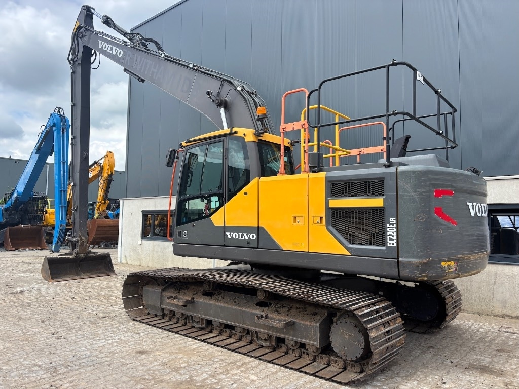 Volvo EC 220 E LR Long Reach - Long Front 15 Meters - Lánctalpas kotró: 3 kép. Volvo EC 220 E LR Long Reach - Long Front 15 Meters - Lánctalpas kotró: 3 kép.