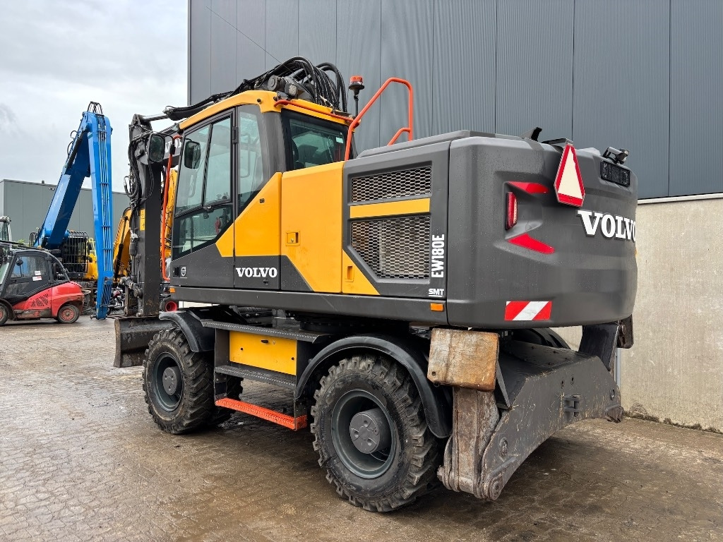 Volvo EW 180 E - EW 200 E - Gumikerekes kotró: 3 kép. Volvo EW 180 E - EW 200 E - Gumikerekes kotró: 3 kép.