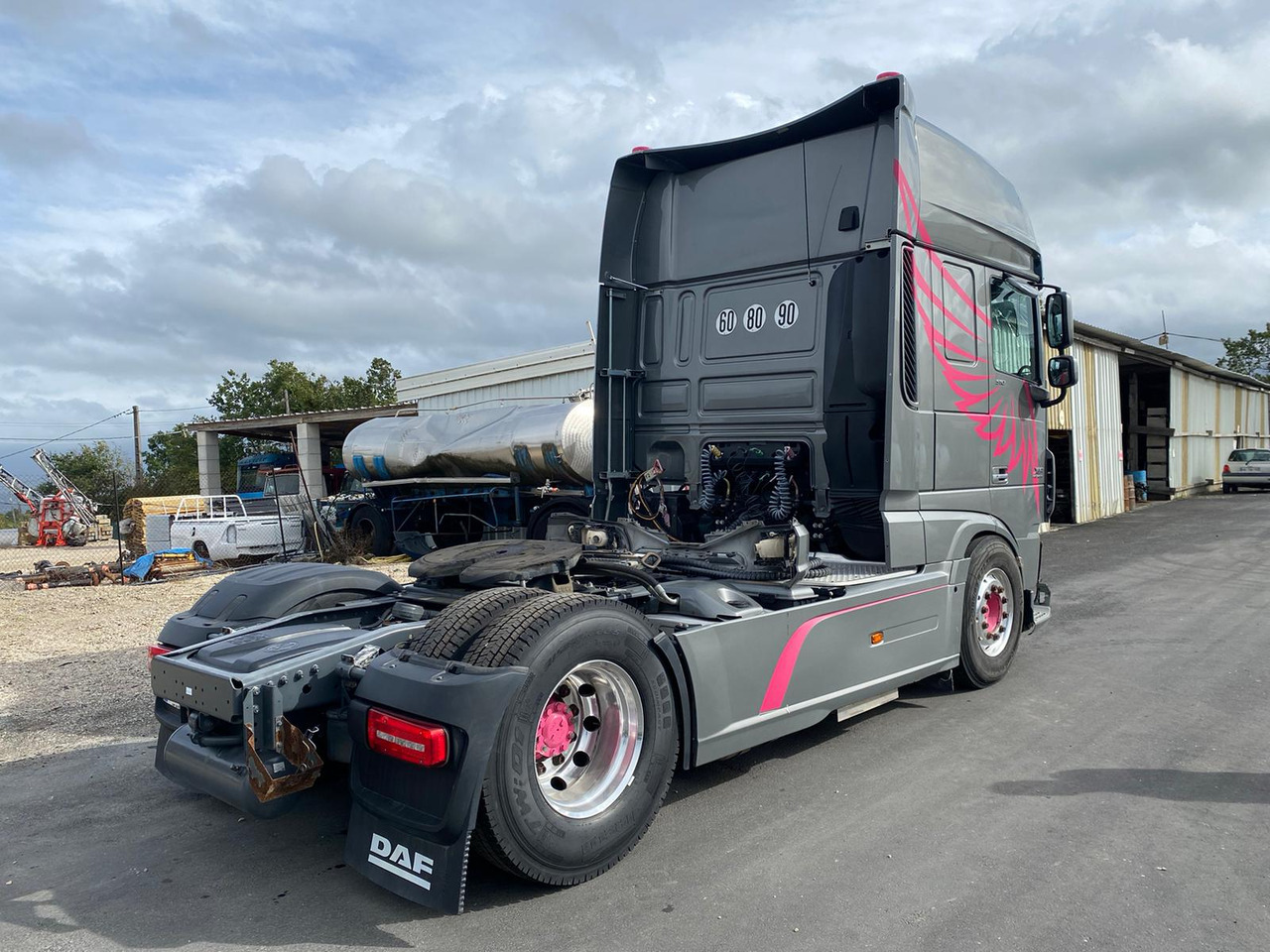 DAF XF 510 Super Space Cab - Nyergesvontató: 3 kép. DAF XF 510 Super Space Cab - Nyergesvontató: 3 kép.