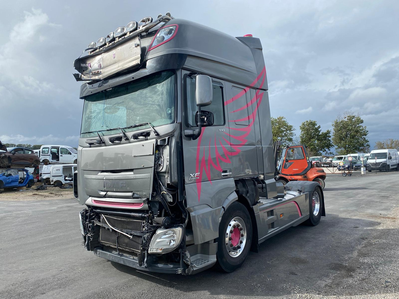 DAF XF 510 Super Space Cab - Nyergesvontató: 1 kép. DAF XF 510 Super Space Cab - Nyergesvontató: 1 kép.