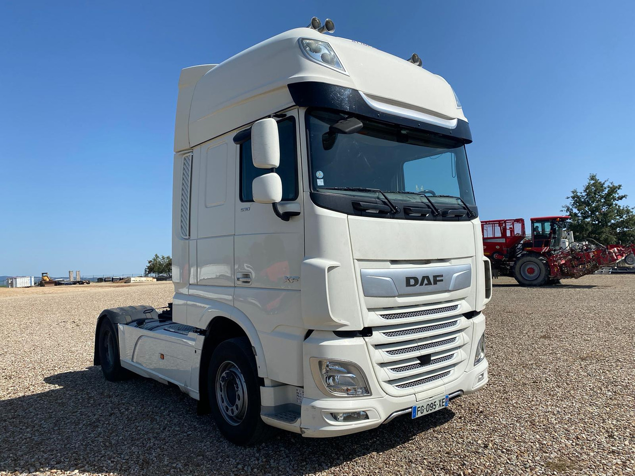 DAF XF530 Super Space Cab - Nyergesvontató: 2 kép. DAF XF530 Super Space Cab - Nyergesvontató: 2 kép.