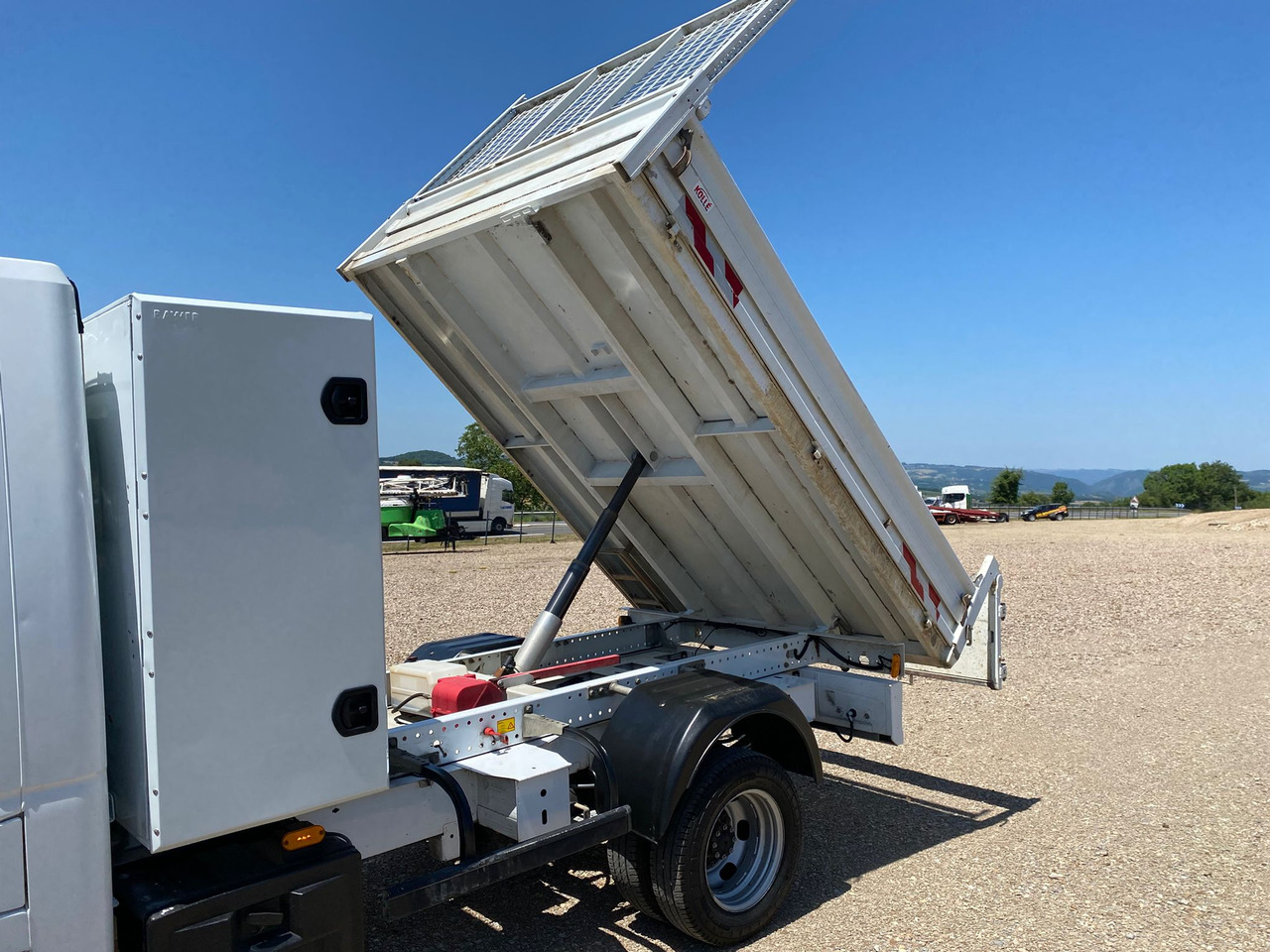 RENAULT Master III 2.3 DCI 165 ENERGY GRAND CONFORT BENNE+COFFRE - Billenőplatós kisteherautó: 5 kép. RENAULT Master III 2.3 DCI 165 ENERGY GRAND CONFORT BENNE+COFFRE - Billenőplatós kisteherautó: 5 kép.