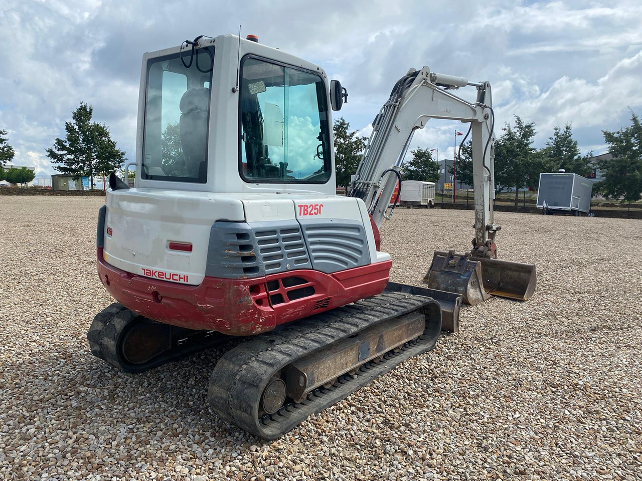 TAKEUCHI TB 250 - Lánctalpas kotró: 3 kép. TAKEUCHI TB 250 - Lánctalpas kotró: 3 kép.