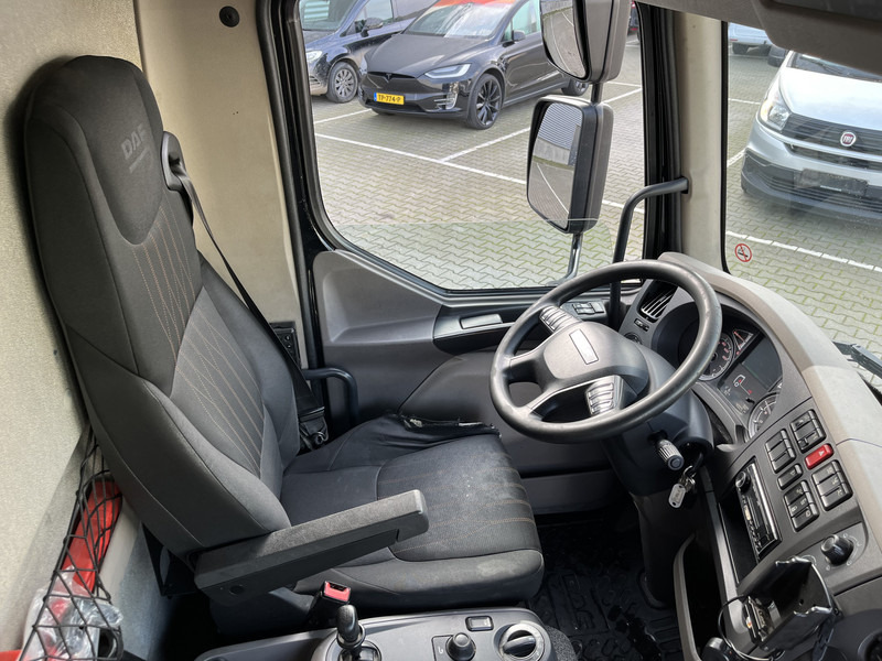 DAF LF 180 FA Euro 6 / 12 Ton / 400 dkm / Box / Laadklep - Dobozos felépítményű teherautó: 3 kép. DAF LF 180 FA Euro 6 / 12 Ton / 400 dkm / Box / Laadklep - Dobozos felépítményű teherautó: 3 kép.