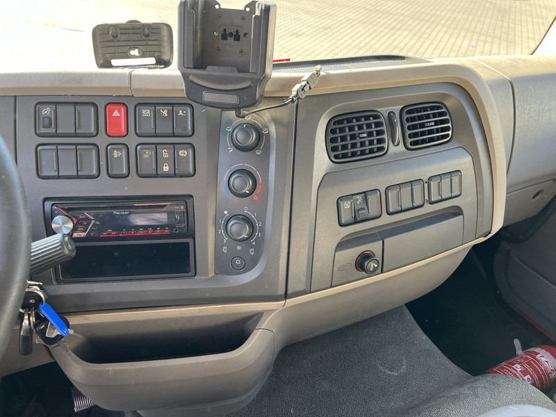 DAF LF 210 FA / 12 Ton / 394 dkm / Box / Loadlift / NL Truck - Dobozos felépítményű teherautó: 5 kép. DAF LF 210 FA / 12 Ton / 394 dkm / Box / Loadlift / NL Truck - Dobozos felépítményű teherautó: 5 kép.