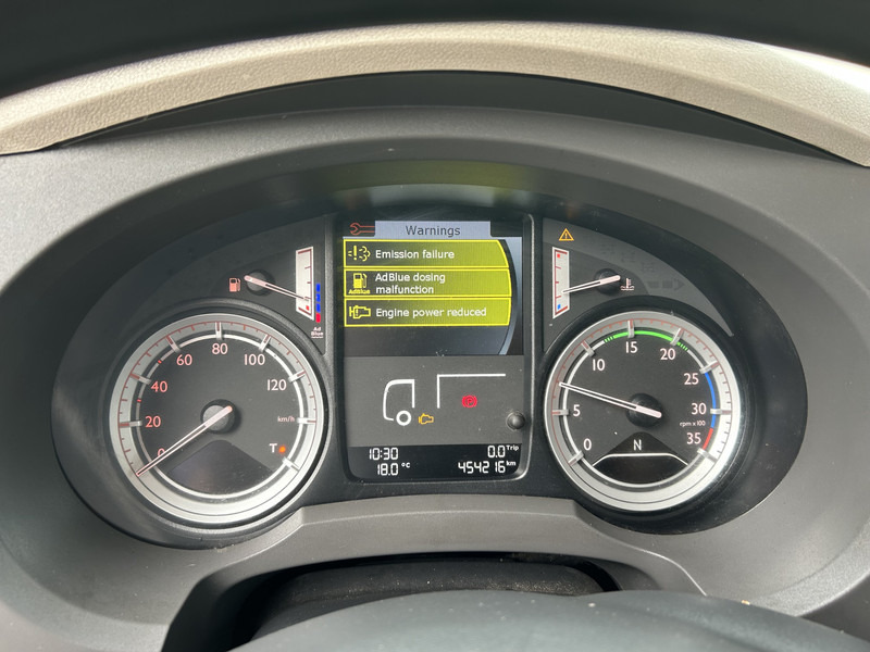 DAF LF 210 FA / 12 Ton / 454 dkm / Pritsch-Plane / LBW / NL Truck - Ponyvás teherautó: 4 kép. DAF LF 210 FA / 12 Ton / 454 dkm / Pritsch-Plane / LBW / NL Truck - Ponyvás teherautó: 4 kép.