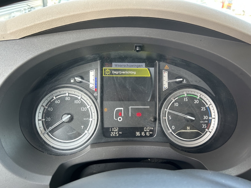 DAF LF 210 FA / 361 dkm / Curtainside / Loadlift / NL Truck - Ponyvás teherautó: 4 kép. DAF LF 210 FA / 361 dkm / Curtainside / Loadlift / NL Truck - Ponyvás teherautó: 4 kép.