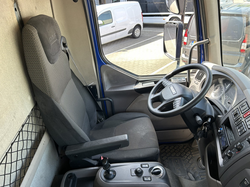 DAF LF 210 FA / 361 dkm / Curtainside / Loadlift / NL Truck - Ponyvás teherautó: 3 kép. DAF LF 210 FA / 361 dkm / Curtainside / Loadlift / NL Truck - Ponyvás teherautó: 3 kép.