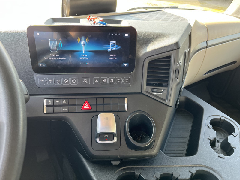 Mercedes-Benz Actros 2124 / 2023 / 18 Ton / Box / Laadklep - Dobozos felépítményű teherautó: 5 kép. Mercedes-Benz Actros 2124 / 2023 / 18 Ton / Box / Laadklep - Dobozos felépítményű teherautó: 5 kép.