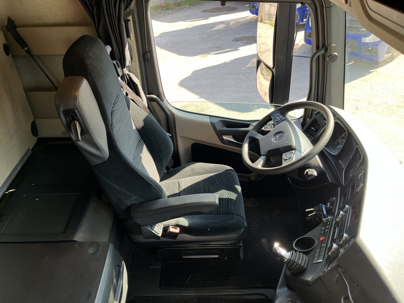 Mercedes-Benz Actros 1842 Streamspace / 945 dkm / 2 Tanks / NL Truck - Nyergesvontató: 3 kép. Mercedes-Benz Actros 1842 Streamspace / 945 dkm / 2 Tanks / NL Truck - Nyergesvontató: 3 kép.